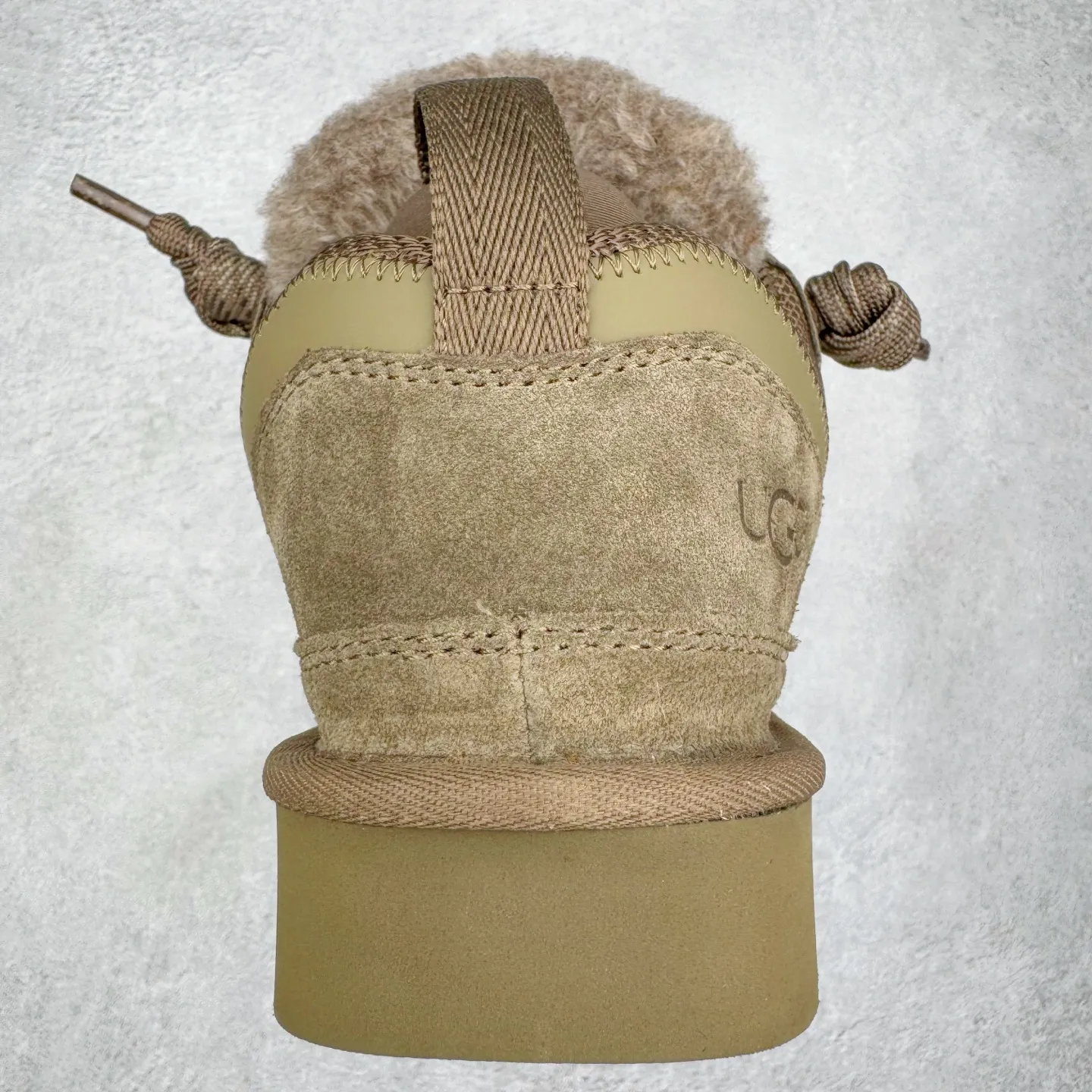 Pick up locally💰640 UGG 4032 Meyer autumn and winter sheepskin and fur integrated snow boots. All shoes are made of ZP from the same factory. Longfeng A-grade Australian imported sheepskin and fur integrated. Men's and women's boots brand OEM production line fully follows the ZP process. OEM original pattern maker adheres to the principle of no original shoes and no development selection. Pay attention to every detail. The most authentic version on the market TREADLITE "Light Wing" technology outsole Lightweight/durable/flexible/pile size: 35 36 37 38 39 40 41 42 43 44 45 Coding: by3936030
